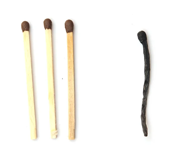 Nahaufnahme eines verbrannten Streichholzes und eines ganzen braunen Streichholzes isoliert auf einem — Stockfoto