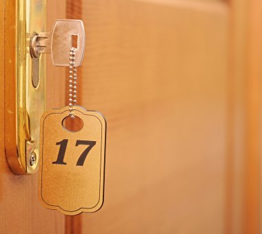 anahtar anahtar deliği ile numaralandırılmış etiketin içinde