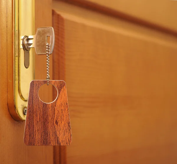 Chiave nel buco della serratura con tag vuoto — Foto Stock