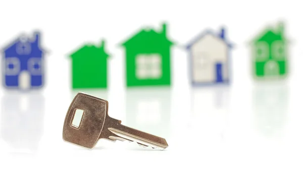 Zilveren sleutel op de achtergrond van de huizen — Stockfoto