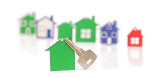 Ασημένιο κλειδί με λευκά label σχήμα σπίτι. χώρος για το κείμενό σας — Φωτογραφία Αρχείου