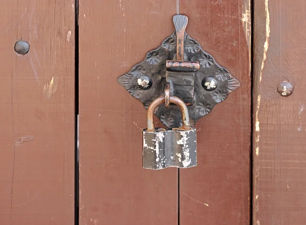 Oud hangslot op een houten deur — Stockfoto