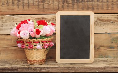 buket kağıt çiçek sepeti boş photoframe ile