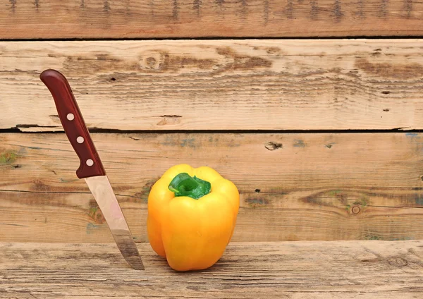 Paprica e coltello su tagliere di legno — Foto Stock