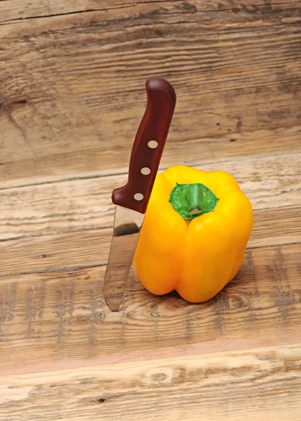 Paprica e coltello su fondo di legno — Foto Stock