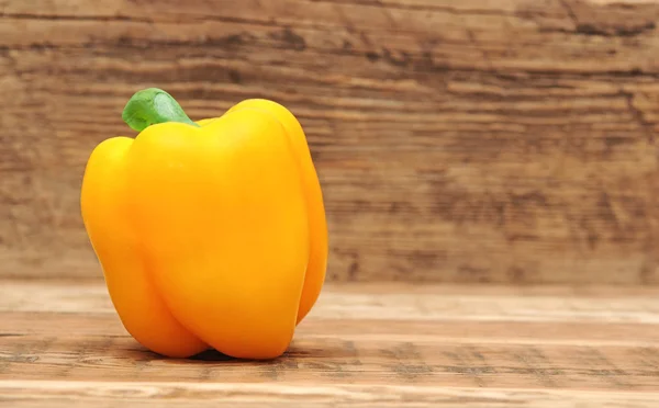 Gelber Paprika auf Holztisch — Stockfoto