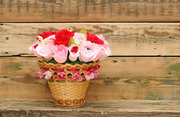 Bouquet paper flower in a basket with blank photoframe — Stock Photo, Image