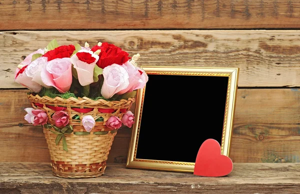 Bouquet paper flower in a basket with blank photoframe — Stock Photo, Image