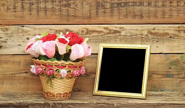 Bouquet paper flower in a basket with blank photoframe — Stock Photo, Image