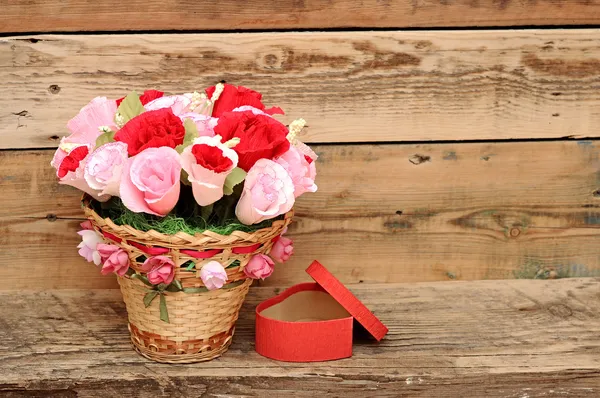 Flor de papel bouquet em uma cesta com caixa de presente — Fotografia de Stock