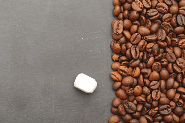 黒板チョークとコーヒー豆 — ストック写真