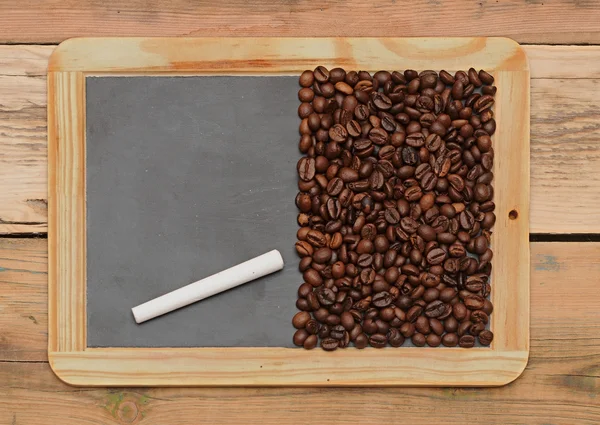 Kaffeebohnen auf einer Tafel — Stockfoto