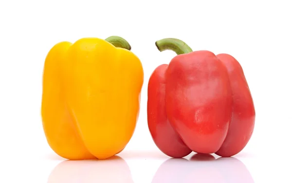 Peperoni dolci gialli e rossi isolati su fondo bianco — Foto Stock