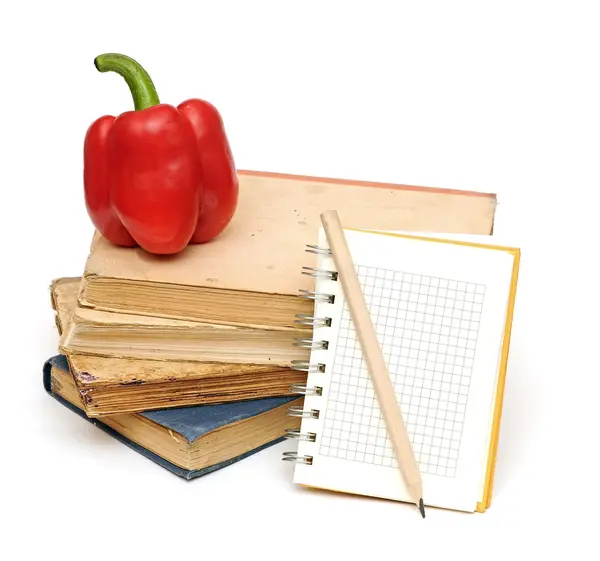Карандаш на ноутбуке рядом с грудой книг для ваших рецептов, меню ... — стоковое фото