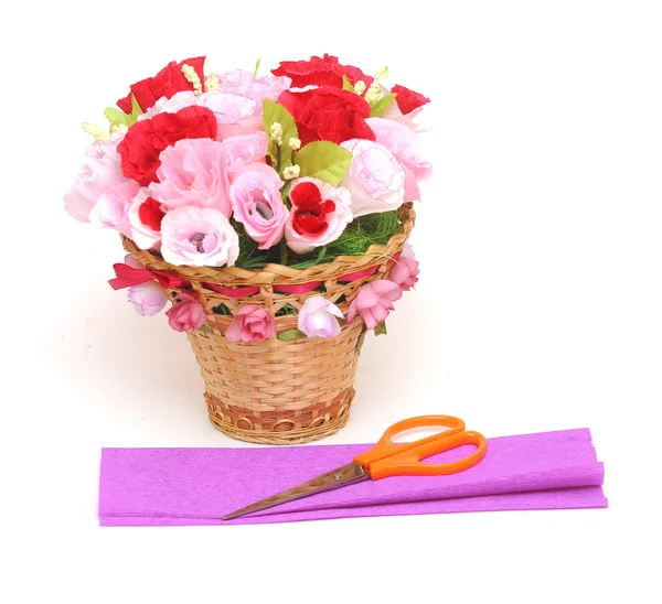 Бумажный цветок в корзине с цветной бумагой и ножницами — стоковое фото