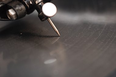 eski gramofon iğne ve siyah vinil
