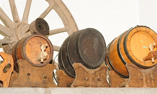 Trä vagn rullar och antika trä liten fatöl keg — Stockfoto