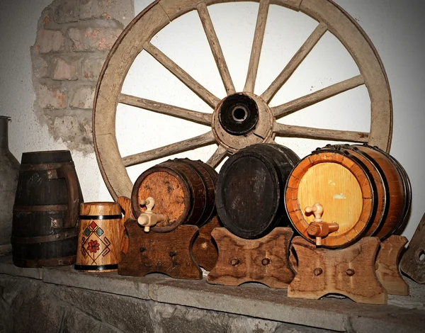 Fából készült kocsi kerék és antik fából készült kis csapolt sör hordós — Stock Fotó