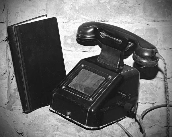 老石表上的老式电话 — 图库照片