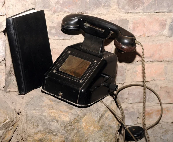 Schwarzes Telefon mit Notizbuch — Stockfoto