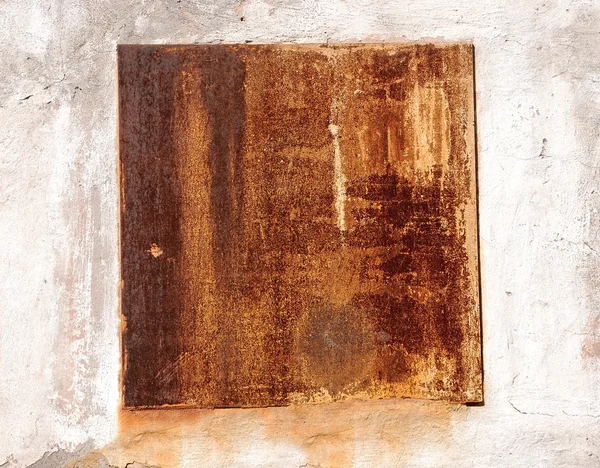 Una pared de metal oxidado agrietado. Fondo para el diseño —  Fotos de Stock