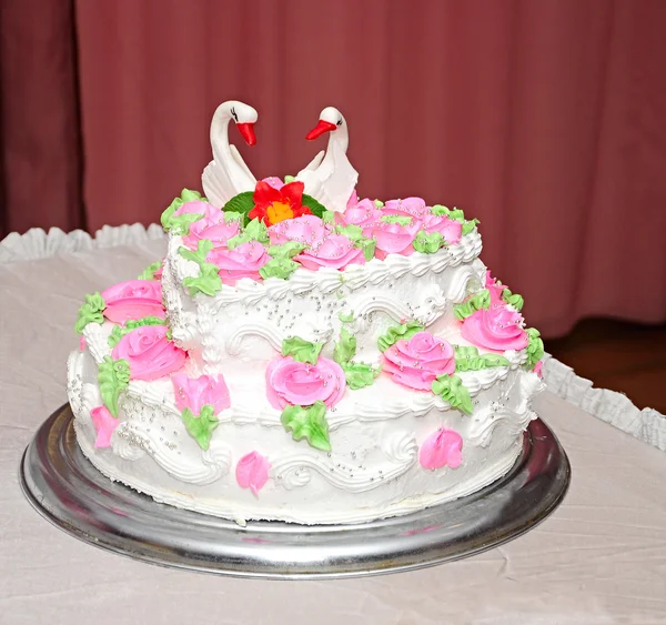 白鳥で飾られたウェディングケーキ — ストック写真