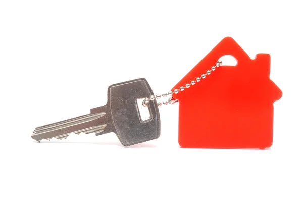 Huis vormige sleutelhanger geïsoleerd op witte achtergrond — Stockfoto