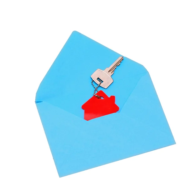 房子符号和打开的信封中的键 — 图库照片