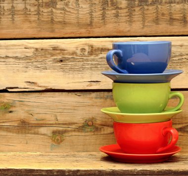 grunge ahşap arka plan üzerinde renkli kahve bardağı