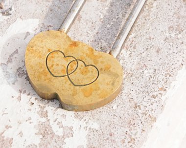 asma kilit şekli kalpler. aşk sembolü.