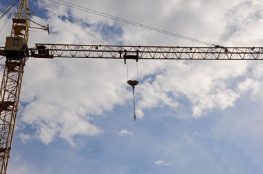 Sarı inşaat Kule Vinç kolu mavi gökyüzü