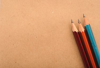 geri dönüşümlü kağıt defter ile renkli kalemler