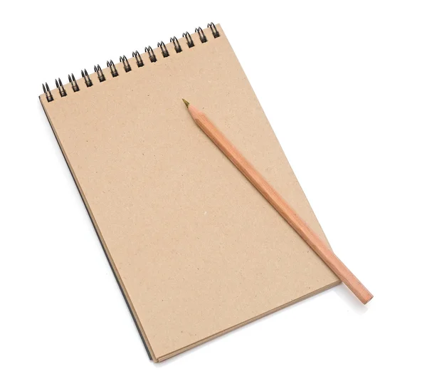 Caderno de papel reciclado com lápis isolado em branco — Fotografia de Stock