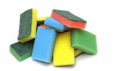 Beyaz arka plan üzerinde renkli sünger