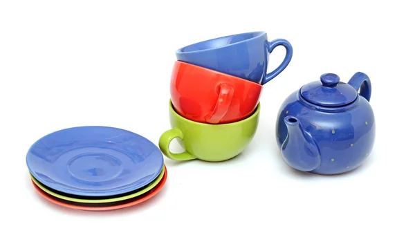 Tazas de té de colores con tetera aislada en blanco —  Fotos de Stock