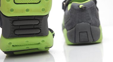 Beyaz arka planda spor ayakkabıları