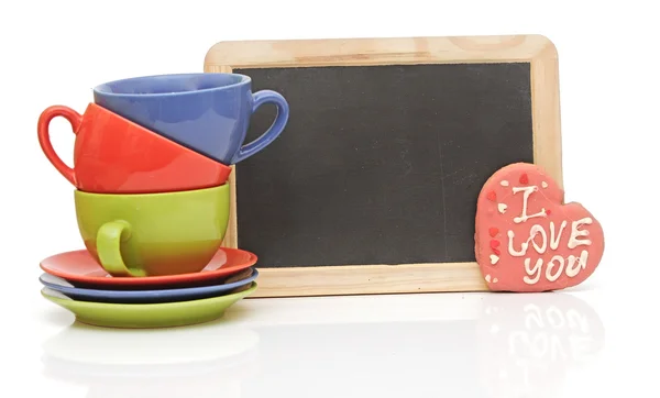 Sada barevných kelímků s tabulí na bílém pozadí. čas na čaj — Stock fotografie