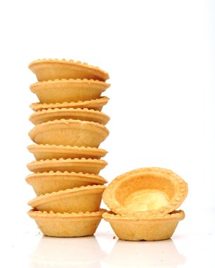 beyaz zemin üzerinde boş tartlets yığını
