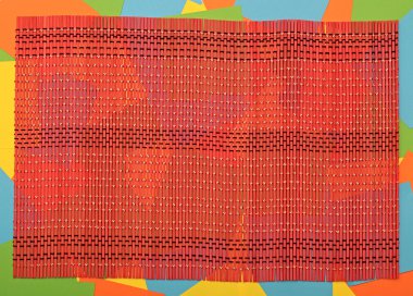 Gıda renkli arka plan üzerinde kırmızı bambu hasır