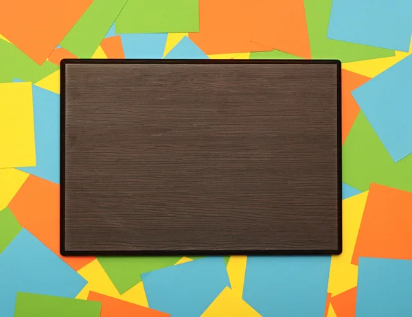 Lege houten plaat met kopie ruimte op kleurrijke achtergrond — Stockfoto
