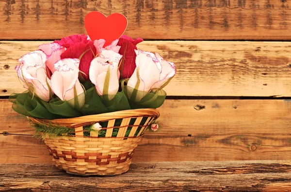 Flor de papel en una cesta sobre fondo de madera. Concepto de amor —  Fotos de Stock