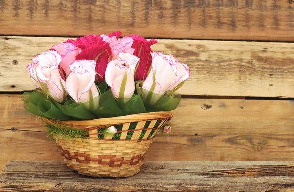 Бумажный цветок в корзине на деревянном фоне. Понятие любви — стоковое фото