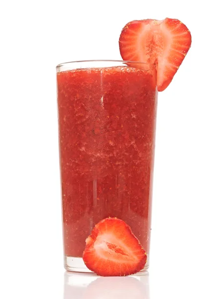 Cóctel de fresa en una copa sobre fondo blanco —  Fotos de Stock