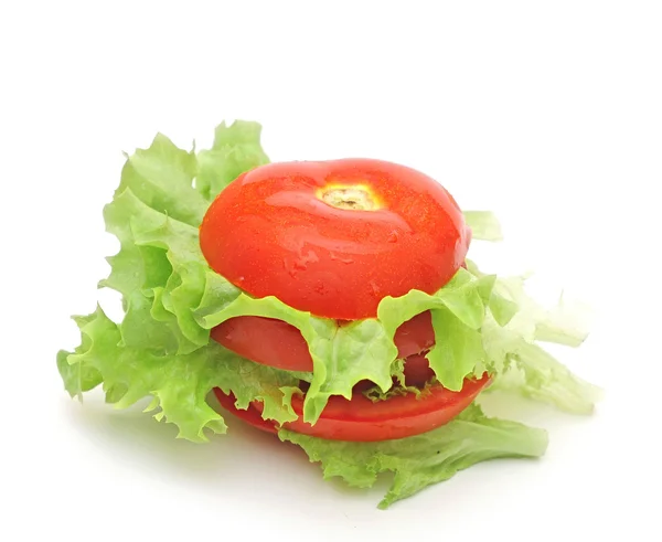 Färska tomater med färsk sallat sallad isolerad på vit backgro — Stockfoto