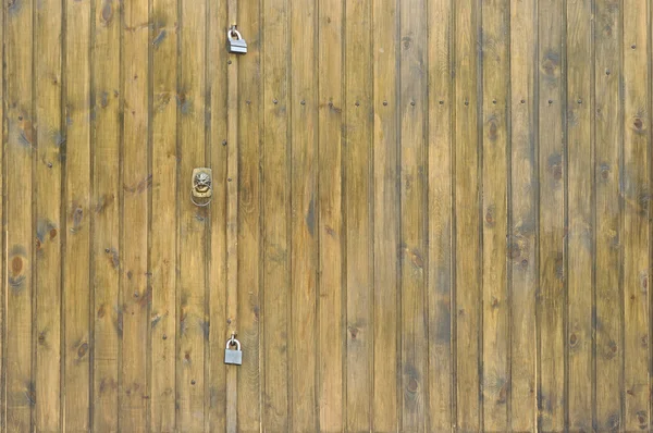 Porta del leone bussare su sfondo di legno — Foto Stock