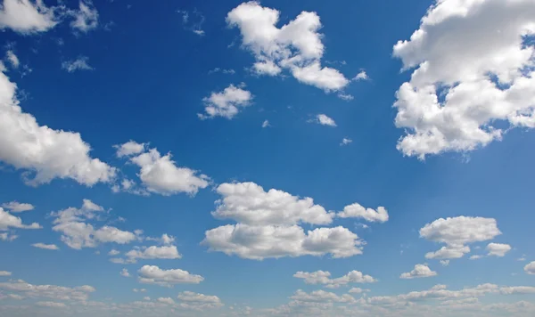 Blauwe hemel met wolken. natuurlijke hemel samenstelling. — Stockfoto