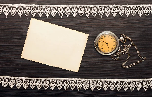 Relógio de bolso com corrente com foto velha em branco — Fotografia de Stock