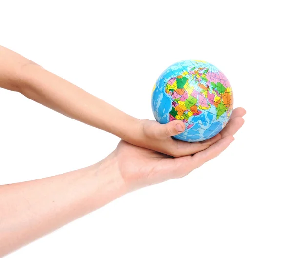 Maman et enfant remettre un globe fond blanc — Photo