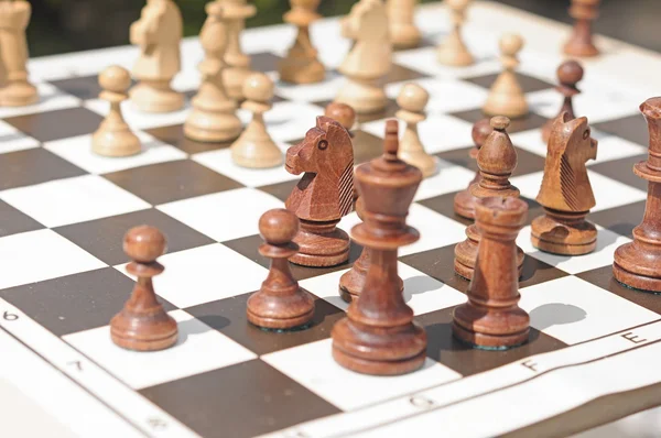 Schachfiguren auf einem Tisch im Park — Stockfoto