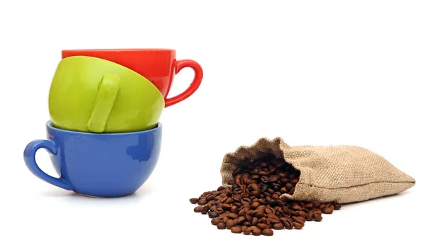 Coloridas tazas de café y frijoles aislados sobre fondo blanco — Foto de Stock